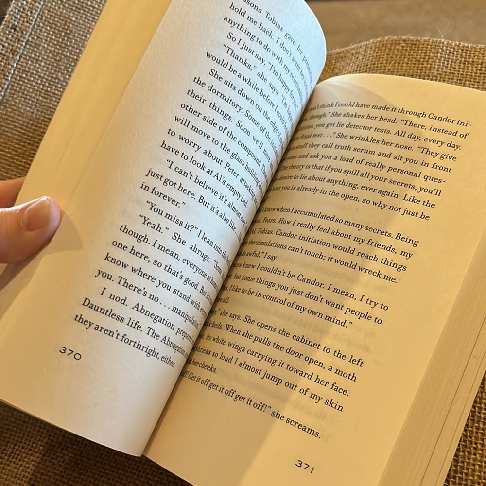 DIVERGENT by Veronica Roth book - Picture 6 of 6